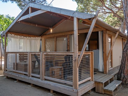 Luxuscamping - Gartenmöbel - Spanien - Camping La Masia - Vacanceselect Ecoluxe Zelt 4/5 Personen 2 Zimmer Klimaanlage Badezimmer von Vacanceselect auf Camping La Masia