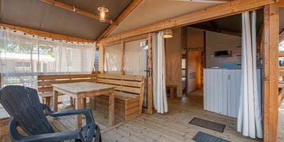 Luxuscamping - Kochmöglichkeit - Spanien - Camping La Masia - Vacanceselect Ecoluxe Zelt 4/5 Personen 2 Zimmer Klimaanlage Badezimmer von Vacanceselect auf Camping La Masia