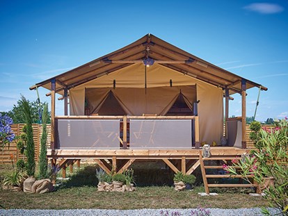 Luxuscamping - Gartenmöbel - Katalonien - Camping Valldaro - Vacanceselect Ecoluxe Zelt 4/5 Personen 2 Zimmer von Vacanceselect auf Camping Valldaro