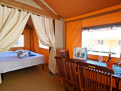 Luxury camping - Kühlschrank - Maremma - Grosseto - Camping Orbetello - Vacanceselect Safarizelt 6 Personen 3 Zimmer Badezimmer von Vacanceselect auf Camping Orbetello