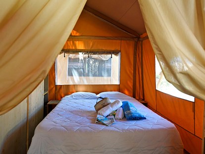 Luxuscamping - Kühlschrank - Italien - Camping Orbetello - Vacanceselect Safarizelt 6 Personen 3 Zimmer Badezimmer von Vacanceselect auf Camping Orbetello