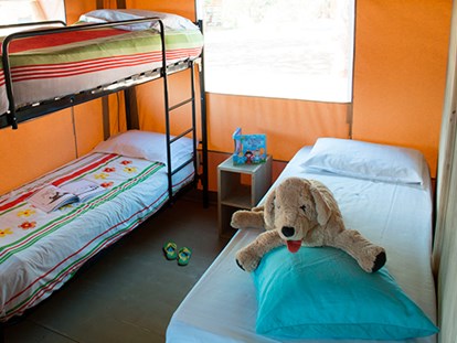 Luxuscamping - getrennte Schlafbereiche - Italien - Camping Orbetello - Vacanceselect Safarizelt 6 Personen 3 Zimmer Badezimmer von Vacanceselect auf Camping Orbetello