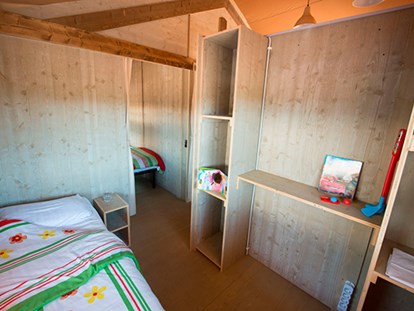 Luxuscamping - getrennte Schlafbereiche - Italien - Camping Orbetello - Vacanceselect Safarizelt 6 Personen 3 Zimmer Badezimmer von Vacanceselect auf Camping Orbetello