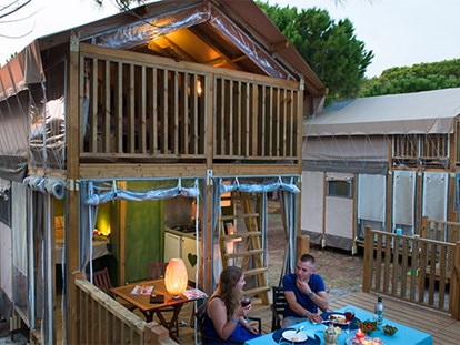 Luxury camping - Terrasse - Tuscany - Camping Orbetello - Vacanceselect Airlodge 4 Personen 2 Zimmer Badezimmer von Vacanceselect auf Camping Orbetello