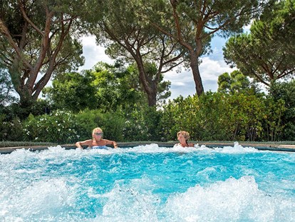 Luxury camping - Terrasse - Tuscany - Camping Orbetello - Vacanceselect Airlodge 4 Personen 2 Zimmer Badezimmer von Vacanceselect auf Camping Orbetello
