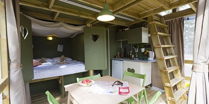 Luxuscamping - Terrasse - Toskana - Camping Orbetello - Vacanceselect Airlodge 4 Personen 2 Zimmer Badezimmer von Vacanceselect auf Camping Orbetello
