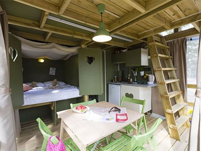 Luxuscamping - Kochmöglichkeit - Toskana - Camping Orbetello - Vacanceselect Airlodge 4 Personen 2 Zimmer Badezimmer von Vacanceselect auf Camping Orbetello