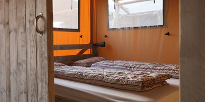 Luxuscamping - Preisniveau: exklusiv - Vrsar - Camping Valkanela - Vacanceselect Safarizelt XXL 4/6 Personen 3 Zimmer Badezimmer von Vacanceselect auf Camping Valkanela