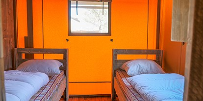 Luxuscamping - Kühlschrank - Poreč - Camping Valkanela - Vacanceselect Safarizelt XXL 4/6 Personen 3 Zimmer Badezimmer von Vacanceselect auf Camping Valkanela