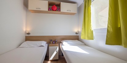 Luxuscamping - Kochutensilien - Kroatien - Camping Valkanela - Vacanceselect Mobilheim Moda 6 Personen 3 Zimmer Klimaanlage von Vacanceselect auf Camping Valkanela