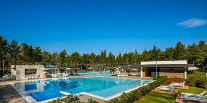 Luxury camping - Kochutensilien - Istria - Camping Valkanela - Vacanceselect Mobilheim Moda 6 Personen 3 Zimmer Klimaanlage 2 Badezimmer von Vacanceselect auf Camping Valkanela