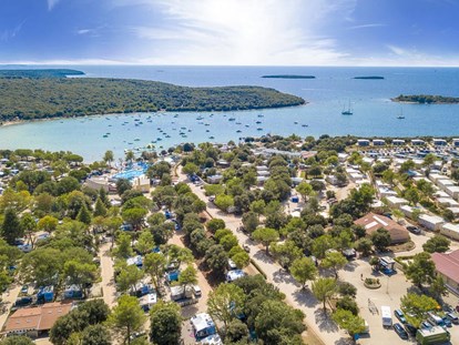 Luxury camping - Heizung - Croatia - Camping Vestar - Vacanceselect Safarizelt 6 Personen 3 Zimmer Badezimmer von Vacanceselect auf Camping Vestar