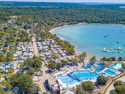 Luxury camping - Parkplatz bei Unterkunft - Istria - Camping Vestar - Vacanceselect Safarizelt 6 Personen 3 Zimmer Badezimmer von Vacanceselect auf Camping Vestar