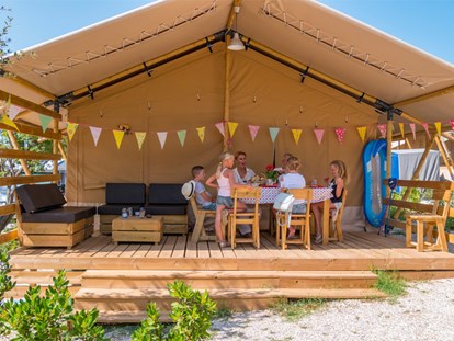 Luxury camping - Terrasse - Istria - Camping Vestar - Vacanceselect Safarizelt 6 Personen 3 Zimmer Badezimmer von Vacanceselect auf Camping Vestar