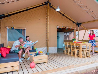 Luxuscamping - Kochutensilien - Istrien - Camping Vestar - Vacanceselect Safarizelt 6 Personen 3 Zimmer Badezimmer von Vacanceselect auf Camping Vestar