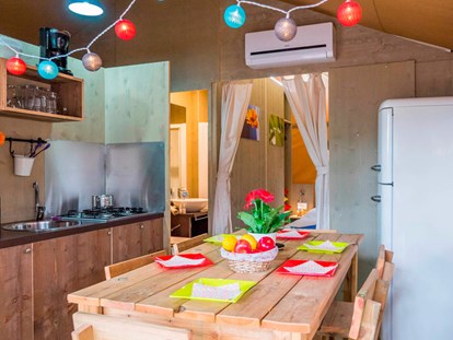 Luxuscamping - Art der Unterkunft: Safari-Zelt - Adria - Camping Vestar - Vacanceselect Safarizelt 6 Personen 3 Zimmer Badezimmer von Vacanceselect auf Camping Vestar