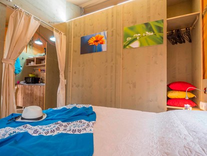 Luxury camping - Parkplatz bei Unterkunft - Rovinj - Camping Vestar - Vacanceselect Safarizelt 6 Personen 3 Zimmer Badezimmer von Vacanceselect auf Camping Vestar