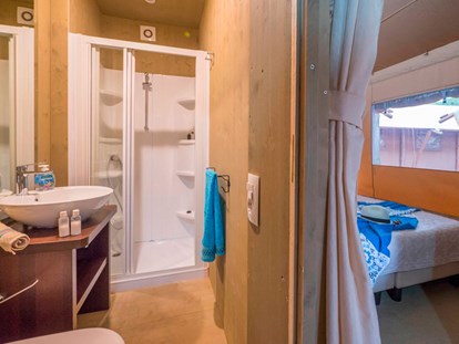 Luxuscamping - WC - Istrien - Camping Vestar - Vacanceselect Safarizelt 6 Personen 3 Zimmer Badezimmer von Vacanceselect auf Camping Vestar