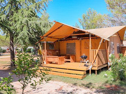 Luxury camping - Dusche - Croatia - Camping Vestar - Vacanceselect Safarizelt XL 4/6 Personen 3 Zimmer Badezimmer von Vacanceselect auf Camping Vestar