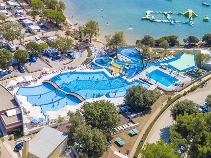 Luxury camping - Parkplatz bei Unterkunft - Istria - Camping Vestar - Vacanceselect Safarizelt XL 4/6 Personen 3 Zimmer Badezimmer von Vacanceselect auf Camping Vestar