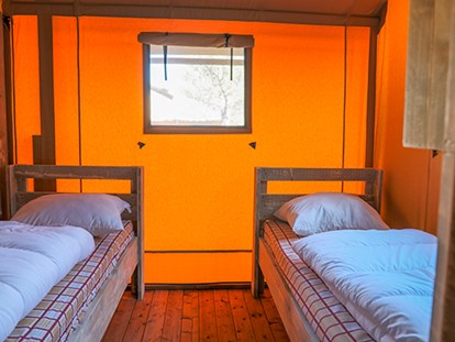Luxury camping - Kühlschrank - Rovinj - Camping Vestar - Vacanceselect Safarizelt XL 4/6 Personen 3 Zimmer Badezimmer von Vacanceselect auf Camping Vestar