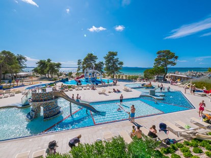 Luxuscamping - Geschirrspüler - Kroatien - Camping Zaton - Vacanceselect Mobilheim Moda 6 Personen 3 Zimmer Klimaanlage Geschirrspüler von Vacanceselect auf Camping Zaton