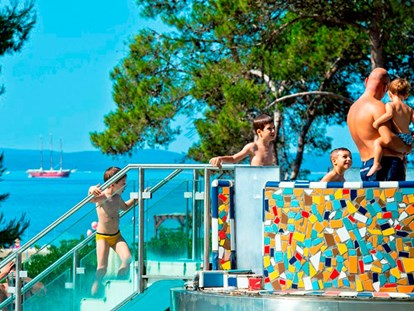 Luxury camping - Kochutensilien - Dalmatia - Camping Zaton - Vacanceselect Mobilheim Moda 6 Personen 3 Zimmer Klimaanlage Geschirrspüler von Vacanceselect auf Camping Zaton
