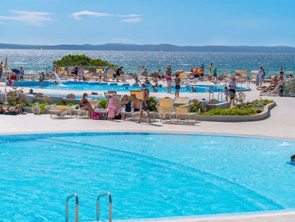 Luxuscamping - Terrasse - Zadar - Šibenik - Camping Zaton - Vacanceselect Mobilheim Moda 6 Personen 3 Zimmer Klimaanlage Geschirrspüler von Vacanceselect auf Camping Zaton