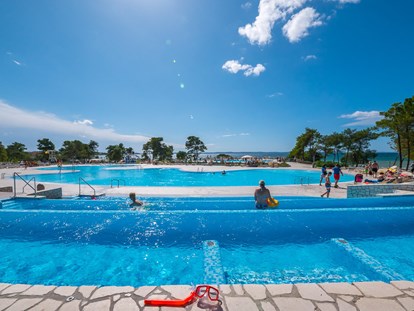 Luxuscamping - WC - Zadar - Šibenik - Camping Zaton - Vacanceselect Mobilheim Moda 6 Personen 3 Zimmer Klimaanlage Geschirrspüler von Vacanceselect auf Camping Zaton