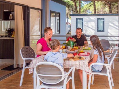 Luxury camping - Sonnenliegen - Zadar - Camping Zaton - Vacanceselect Mobilheim Moda 6 Personen 3 Zimmer Klimaanlage Geschirrspüler von Vacanceselect auf Camping Zaton