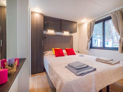 Luxury camping - Dusche - Croatia - Camping Zaton - Vacanceselect Mobilheim Moda 6 Personen 3 Zimmer Klimaanlage Geschirrspüler von Vacanceselect auf Camping Zaton