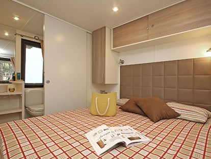 Luxury camping - Kaffeemaschine - Italy - Camping Solaris - Vacanceselect Mobilheim Moda 6 Personen 3 Zimmer Klimaanlage von Vacanceselect auf Camping Solaris