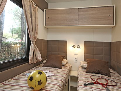 Luxury camping - Dusche - Italy - Camping Solaris - Vacanceselect Mobilheim Moda 6 Personen 3 Zimmer Klimaanlage von Vacanceselect auf Camping Solaris