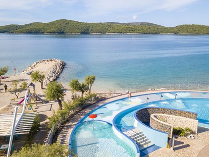 Luxuscamping - Kochmöglichkeit - Split - Dubrovnik - Camping Solaris - Vacanceselect Mobilheim Moda 6 Personen 3 Zimmer Klimaanlage von Vacanceselect auf Camping Solaris