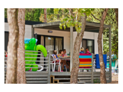 Luxuscamping - Terrasse - Zadar - Šibenik - Camping Solaris - Vacanceselect Mobilheim Moda 6 Personen 3 Zimmer Klimaanlage Geschirrspüler von Vacanceselect auf Camping Solaris