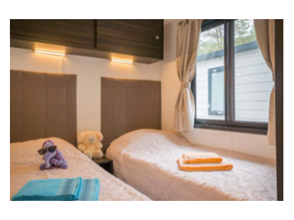 Luxury camping - Bad und WC getrennt - Italy - Camping Solaris - Vacanceselect Mobilheim Moda 6 Personen 3 Zimmer Klimaanlage Geschirrspüler von Vacanceselect auf Camping Solaris