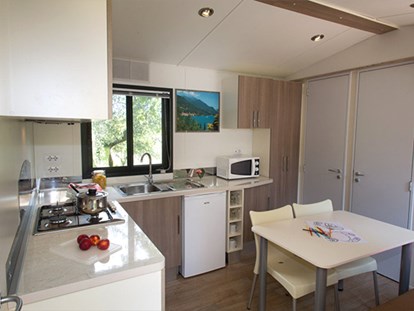 Luxuscamping - Kochmöglichkeit - Split - Dubrovnik - Camping Vranjica Belvedere - Vacanceselect Mobilheim Moda 5/6 Personen 2 Zimmer Klimaanlage von Vacanceselect auf Camping Vranjica Belvedere