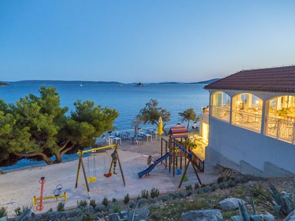 Luxuscamping - Zadar - Šibenik - Camping Vranjica Belvedere - Vacanceselect Mobilheim Moda 5/6 Personen 2 Zimmer Klimaanlage von Vacanceselect auf Camping Vranjica Belvedere