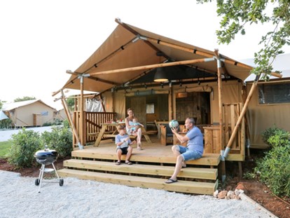 Luxury camping - Parkplatz bei Unterkunft - Istria - Camping Val Saline - Vacanceselect Safarizelt XXL 4/6 Personen 3 Zimmer Badezimmer von Vacanceselect auf Camping Val Saline