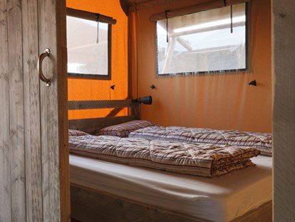 Luxury camping - Kühlschrank - Istria - Camping Val Saline - Vacanceselect Safarizelt XXL 4/6 Personen 3 Zimmer Badezimmer von Vacanceselect auf Camping Val Saline