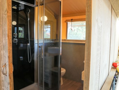 Luxuscamping - Dusche - Istrien - Camping Val Saline - Vacanceselect Safarizelt XXL 4/6 Personen 3 Zimmer Badezimmer von Vacanceselect auf Camping Val Saline