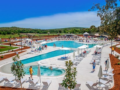 Luxury camping - Parkplatz bei Unterkunft - Istria - Camping Mon Perin - Vacanceselect Safarizelt XL 4/6 Personen 3 Zimmer Badezimmer von Vacanceselect auf Camping Mon Perin