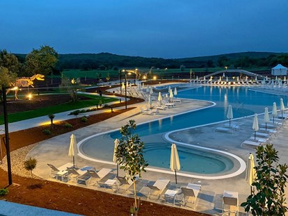 Luxuscamping - Preisniveau: exklusiv - Istrien - Camping Mon Perin - Vacanceselect Safarizelt XL 4/6 Personen 3 Zimmer Badezimmer von Vacanceselect auf Camping Mon Perin