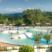 Luxuscamping: Camping Norcenni Girasole Club - Vacanceselect: Lodgezelt Deluxe 5/6 Pers 2 Zimmer Badezimmer von Vacanceselect auf Camping Norcenni Girasole Club
