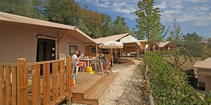 Luxuscamping - WC - Chianti - Siena - Camping Norcenni Girasole Club - Vacanceselect Lodgezelt Deluxe 5/6 Pers 2 Zimmer Badezimmer von Vacanceselect auf Camping Norcenni Girasole Club