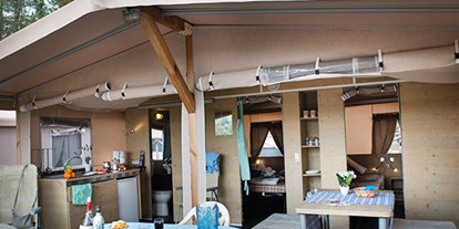 Luxuscamping - Terrasse - Toskana - Camping Norcenni Girasole Club - Vacanceselect Lodgezelt Deluxe 5/6 Pers 2 Zimmer Badezimmer von Vacanceselect auf Camping Norcenni Girasole Club