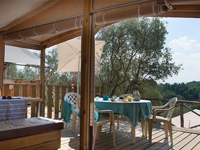 Luxuscamping - Kochmöglichkeit - Arezzo - Camping Norcenni Girasole Club - Vacanceselect Lodgezelt Deluxe 5/6 Pers 2 Zimmer Badezimmer von Vacanceselect auf Camping Norcenni Girasole Club