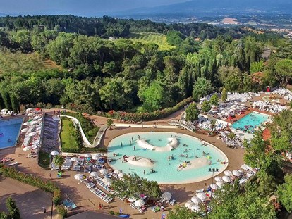 Luxuscamping - Arezzo - Camping Norcenni Girasole Club - Vacanceselect Mobilheim Moda 6 Personen 3 Zimmer Klimaanlage von Vacanceselect auf Camping Norcenni Girasole Club
