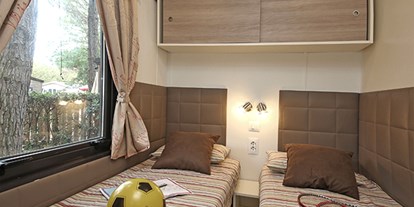 Luxuscamping - WC - Chianti - Siena - Camping Norcenni Girasole Club - Vacanceselect Mobilheim Moda 6 Personen 3 Zimmer Klimaanlage von Vacanceselect auf Camping Norcenni Girasole Club