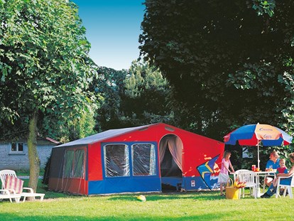 Luxuscamping - Terrasse - Picardie - Camping La Bien Assise - Vacanceselect Mobilheim Moda 6 Personen 3 Zimmer 2 Badezimmer von Vacanceselect auf Camping La Bien Assise